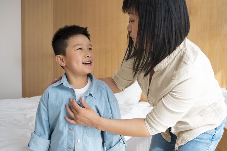 每天中枪妈妈和孩子父母室内孩子