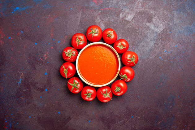 晚餐顶视图美味的西红柿汤与新鲜的西红柿在黑暗的背景西红柿菜晚餐汤酱饭新鲜汤容器