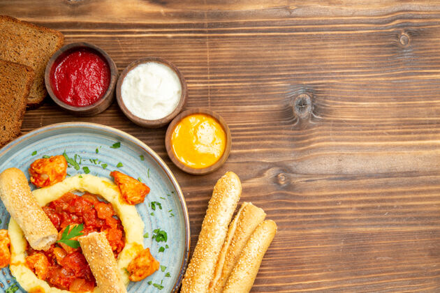 胡椒俯瞰美味的鸡肉片 配土豆泥和调味料 放在木桌上 土豆餐食物 胡椒粉午餐景观桌子