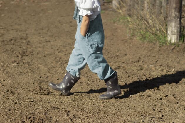 农场生活特写穿着靴子的孩子活动水平户外