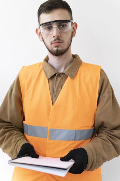 职业男人戴着特殊的工业防护装备工人防护工作
