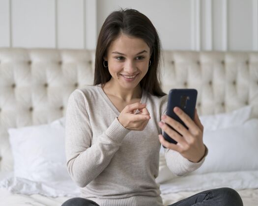 设备手机上有视频通话的女人女性虚拟科技