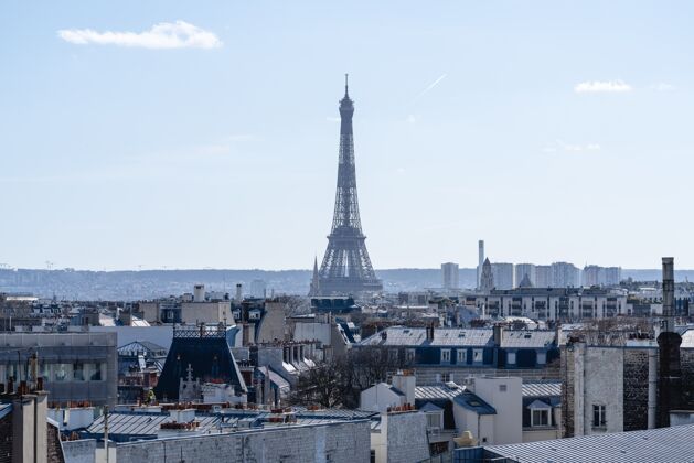 地标法国巴黎阳光下的埃菲尔铁塔巴黎浪漫埃菲尔铁塔