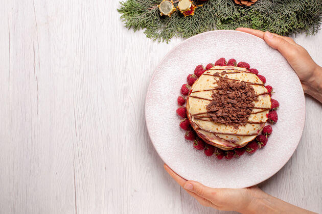 香草俯瞰美味的薄煎饼与草莓上的白色办公桌馅饼水果饼干甜浆果蛋糕胡椒顶部碗