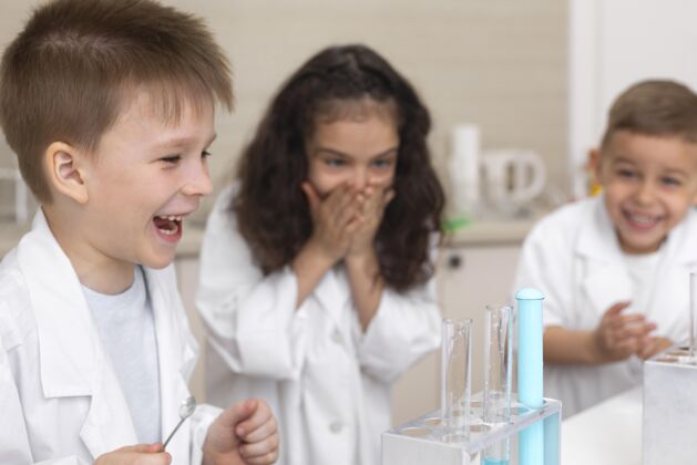 化学同事们在学校做化学实验科学实验室孩子