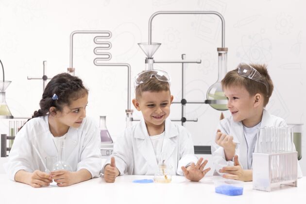 学校好奇的孩子在学校做化学实验教育化学女孩