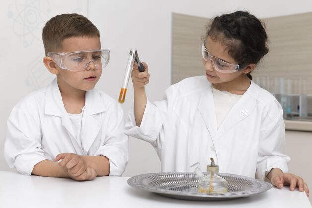 学校学生们在学校做化学实验学习测试化学