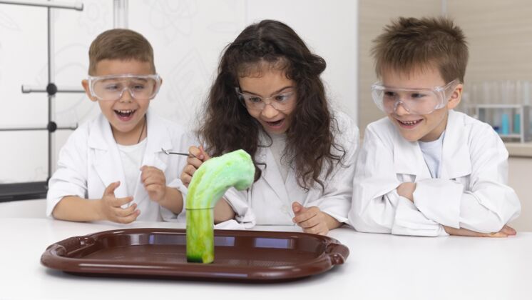 化学孩子们在学校做化学实验孩子实验室科学