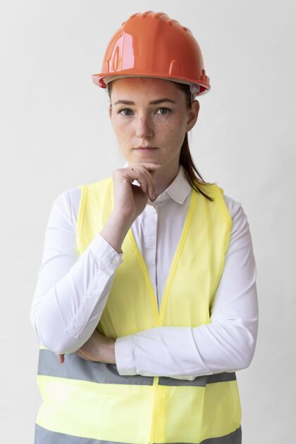 雇员戴着特殊工业防护装备的女人职业设备个人防护用品