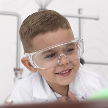 化学小男孩在学校做实验学校科学安全