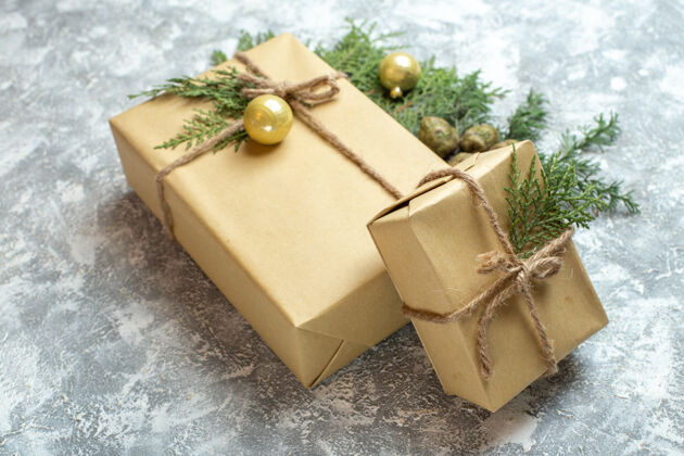 分支前视图圣诞礼物绿色树枝上的白色背景便条包装正面