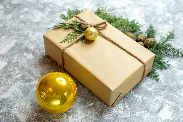 背景前视图圣诞礼物与绿色的分支和白色背景上的玩具纸张纸箱座位