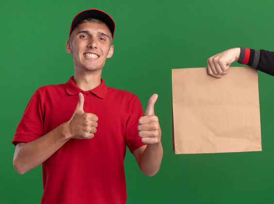 金发有人把纸包给了微笑的金发送货员 他用双手竖起大拇指某人递送包装