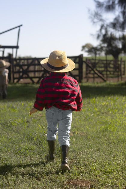 乡村一个戴帽子的小孩农场农场生活全方位