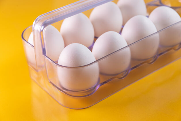 农场黄色桌子上的鸡蛋传统极简健康食品