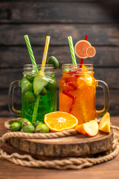 蔬菜在棕色背景的木制托盘上 可以看到美味的新鲜果汁和水果的垂直视图托盘健康柠檬