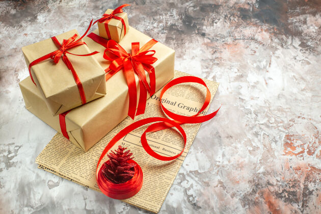 礼物正面是白色背景上的红色蝴蝶结圣诞礼物新年蝴蝶结前