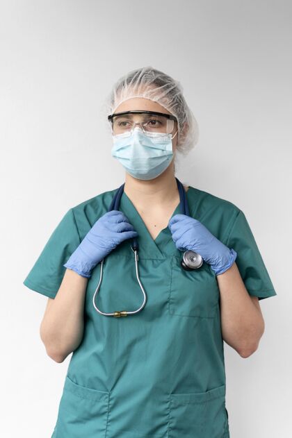 健康年轻的女医生戴着防护装备职业个人防护用品工作