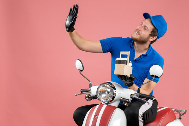 球员正面图身着蓝色制服的男快递员手持咖啡骑着粉色工作快餐服务工的工作自行车设备工作高尔夫