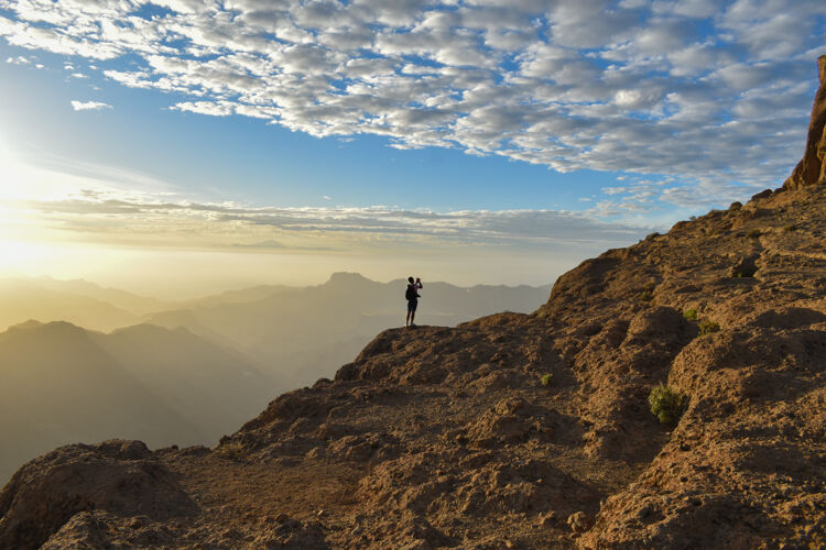 山游客在大加那利岛的一座落基山脉的顶部 西班牙自然美丽旅游