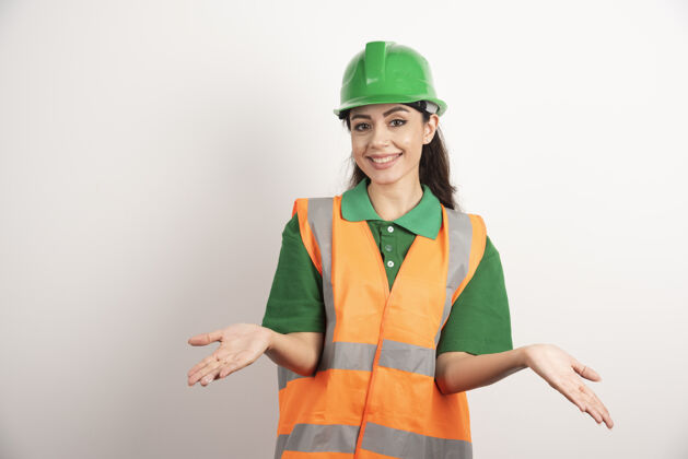 女性穿着制服和头盔的年轻女建筑师高质量的照片头盔企业年轻