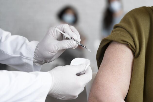 乳胶手套女人被医生注射了疫苗预防安全注射