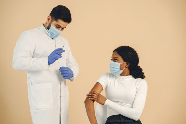 研究非洲裔美国妇女接种疫苗 隔离冠状病毒概念制服安全顾客