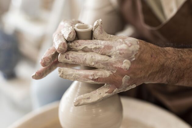 创意闭上双手做陶器作为爱好室内创作陶器