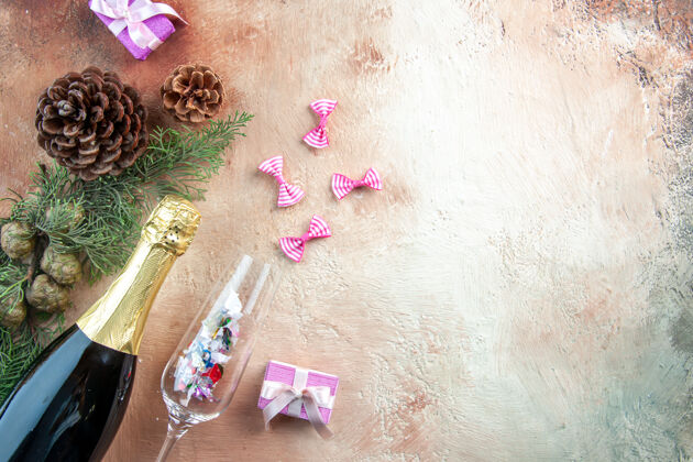 灯顶视图瓶香槟与小礼物上轻圣诞照片新年彩色礼品酒精免费空间垃圾年代旧的
