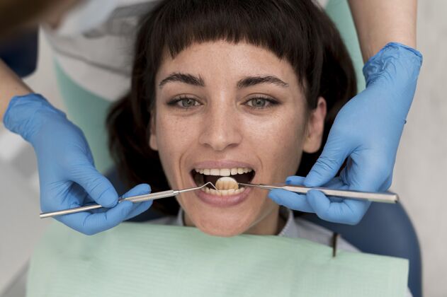 过程在牙医那里做手术的女病人从业者职业雇员