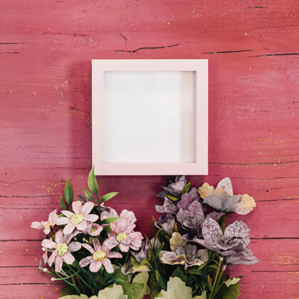 夏天粉红色木质背景上的花束框架空白雏菊花