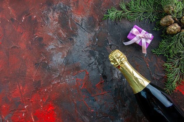 画笔顶视香槟酒瓶上有礼物深色饮料酒精照片新年派对免费空间鲜花聚会礼物
