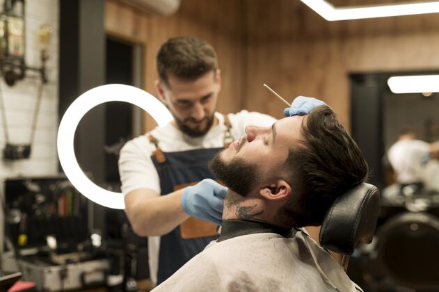 就业在理发店理胡子的年轻人男性男人职业