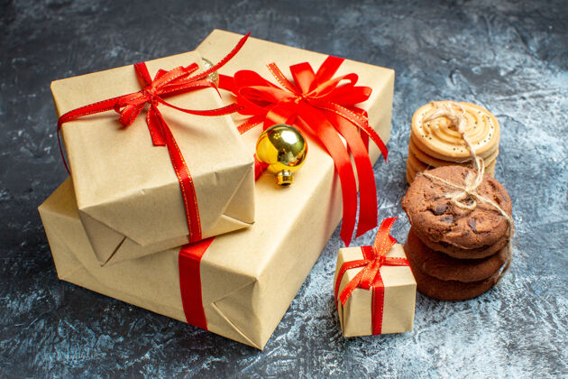 正面前视图圣诞节礼物与饼干上的光明黑暗假日照片礼物圣诞色新年庆典饼干蝴蝶结