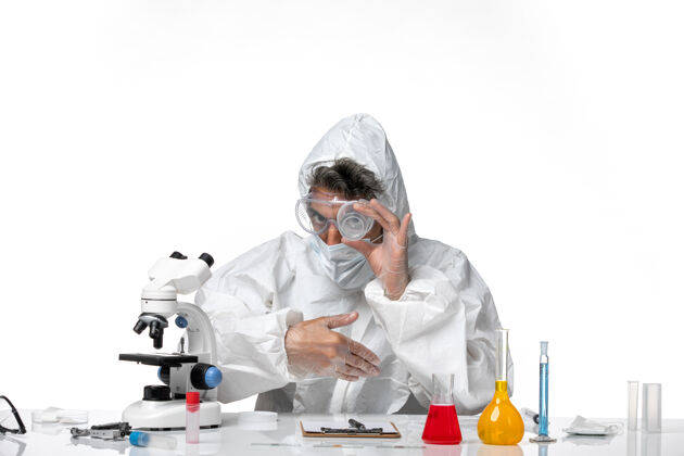 医生男医生穿着防护服 戴着消毒口罩 白色的空瓶子专业男人实验室外套