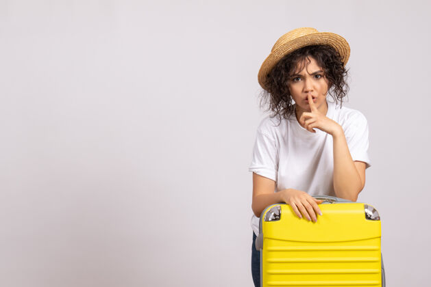 人正面图年轻女性带着黄包准备乘坐白色背景色的度假航班旅游飞机休息航行包航行美丽