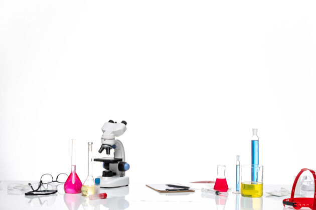 设备桌子上有白色的溶液和显微镜性格显微镜溶液