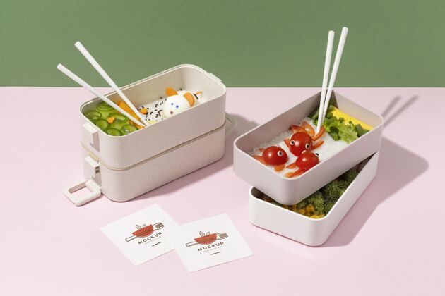 午餐带模拟卡的便当盒的布置膳食容器健康