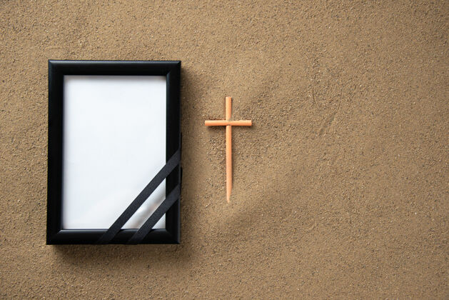 视图沙滩上带画框的木棍十字架顶视图空白葬礼空