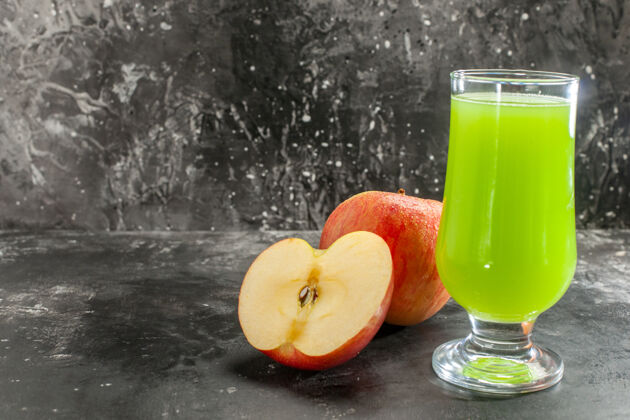 苹果正面图新鲜的苹果与绿色的苹果汁上的深色果汁照片醇厚的水果成熟的颜色树健康果汁新鲜