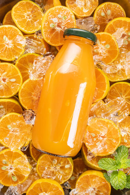 封闭新鲜橙汁装在玻璃瓶中 配薄荷 新鲜水果选择性聚焦成熟柑橘鸡尾酒
