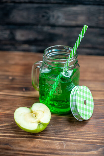 苹果正面图绿色的苹果汁罐内有新鲜的苹果和深色的水果饮料照片鸡尾酒吧的颜色玻璃杯水果食物