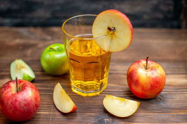 健康前视图新鲜的苹果汁与新鲜的苹果在一个黑暗的照片颜色饮料水果鸡尾酒多汁鸡尾酒减肥