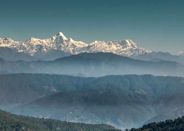 喜马拉雅山晴空背景下的喜马拉雅山脉景观夏天山山顶