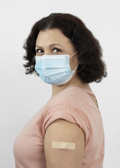 疫苗注射注射疫苗后手臂上缠着绷带的妇女的侧视图女人免疫预防
