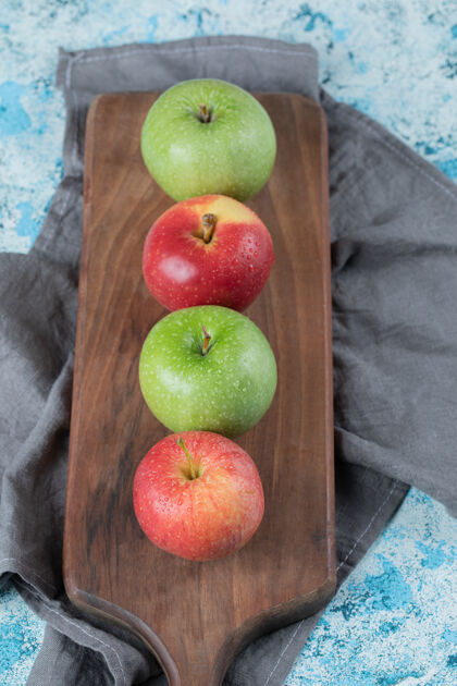 美味红苹果和绿苹果被隔离在木板上水果产品示范