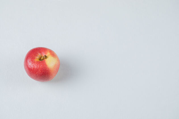 美味一个红苹果孤立在白苹果上顶酸味产品