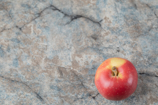 光红苹果被隔离在混凝土上水果食物热带