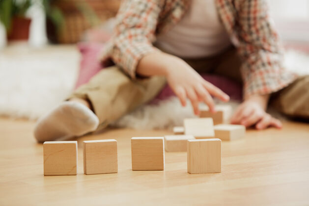 学习漂亮男孩在家玩木块幼儿园教育发展