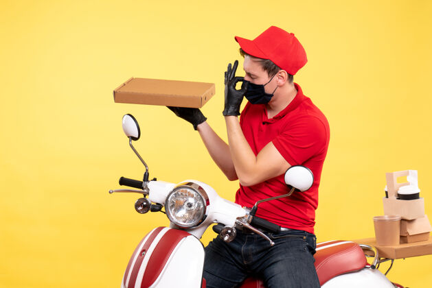工作正面图：戴面罩骑自行车的男性快递员 黄色食品盒工人摩托车头盔